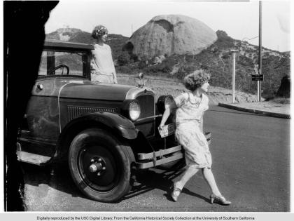 Two women and an automobile near the Eagle Rock in Los Angeles [s.d.]